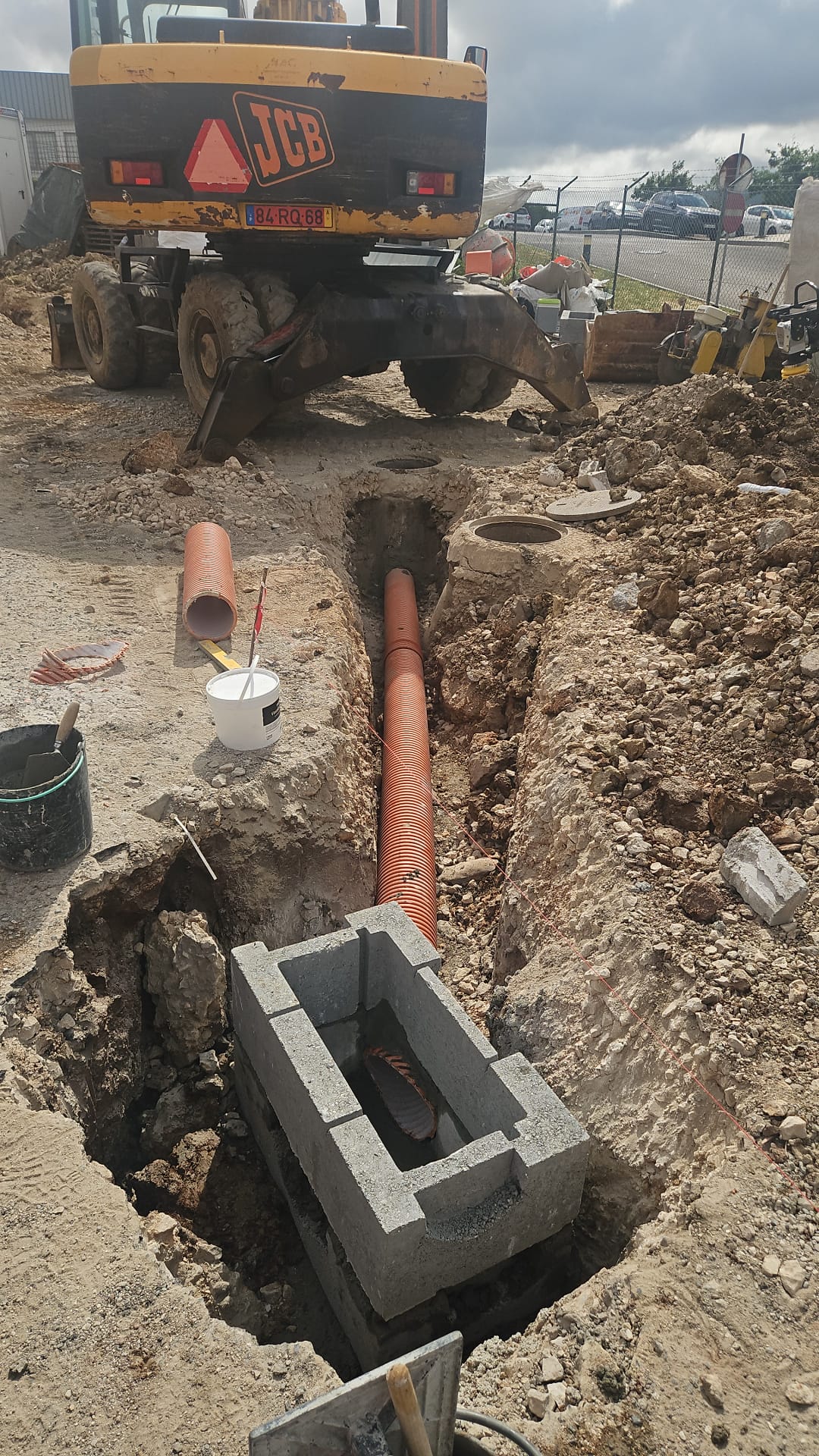 Execução de trabalhos de infraestruturas na Linha do Oeste (troço Bombarral/Sintra), incluindo a instalação de redes de saneamento/drenagem e preparação de terrenos. - Imagem 2